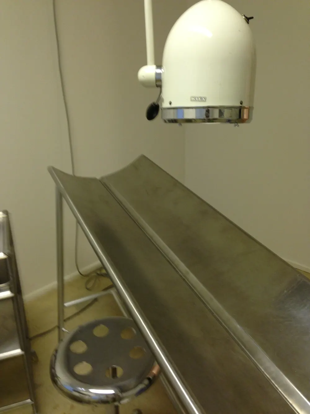 Operationsbord och operationslampa